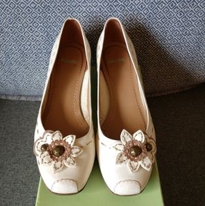 Nicole 7 white leather heels floral detail